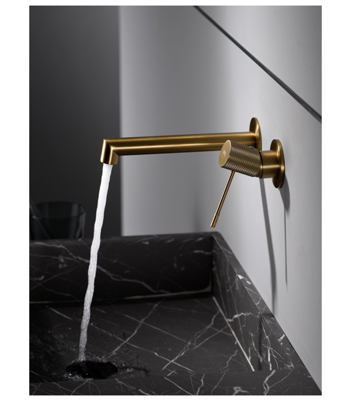 Barra de ducha monomando extensible de acero inoxidable con acabado oro  cepillado Line Imex